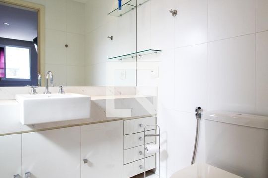 Apartamento para comprar, 1 quarto, varanda e mobiliado. Oportunidade de compra imperdível. — Banheiro da Suíte 