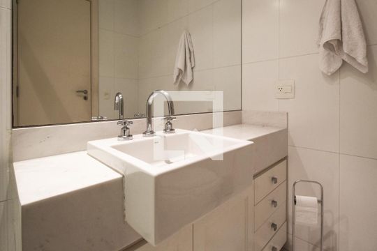 Apartamento para comprar, 1 quarto, varanda e mobiliado. Oportunidade de compra imperdível. — Banheiro