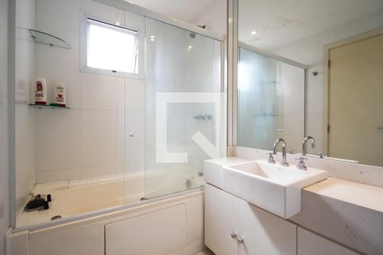 Apartamento para comprar, 1 quarto, varanda e mobiliado. Oportunidade de compra imperdível. — Banheiro da Suíte 
