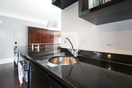 Apartamento para comprar, 1 quarto, varanda e mobiliado. Oportunidade de compra imperdível. — Cozinha 