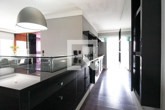 Apartamento para comprar, 1 quarto, varanda e mobiliado. Oportunidade de compra imperdível. — Cozinha 