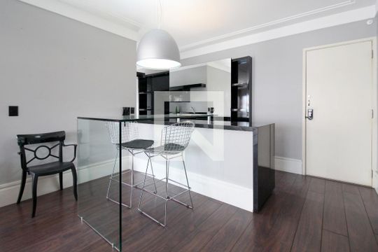 Apartamento para comprar, 1 quarto, varanda e mobiliado. Oportunidade de compra imperdível. — Cozinha 