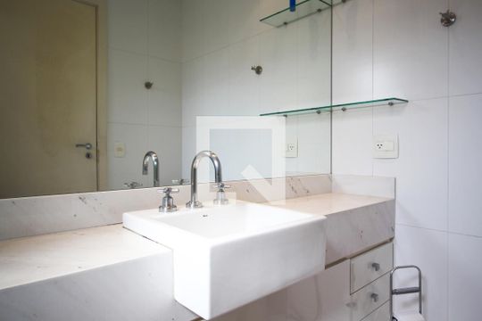 Apartamento para comprar, 1 quarto, varanda e mobiliado. Oportunidade de compra imperdível. — Banheiro da Suíte 