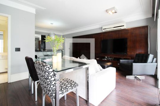 Apartamento para comprar, 1 quarto, varanda e mobiliado. Oportunidade de compra imperdível. — Sala
