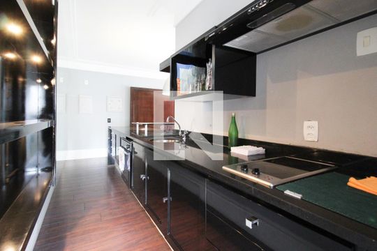 Apartamento para comprar, 1 quarto, varanda e mobiliado. Oportunidade de compra imperdível. — Cozinha 