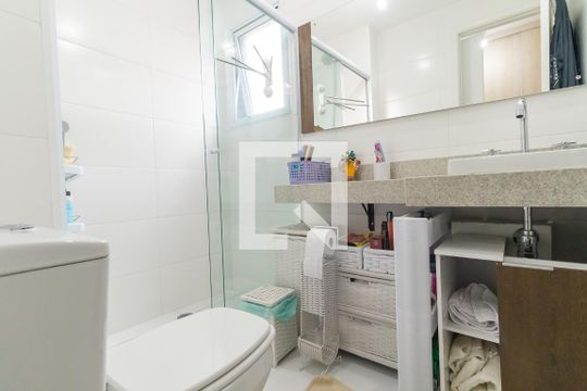 Venda de apartamento em Pinheiros com 3 quartos, varanda e piscina. Ótima oportunidade para comprar. — Banheiro da Suíte