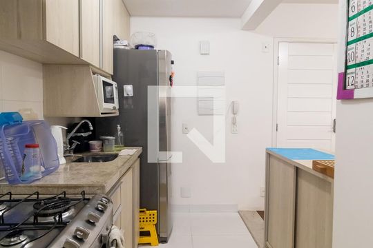 Venda de apartamento em Pinheiros com 3 quartos, varanda e piscina. Ótima oportunidade para comprar. — Cozinha