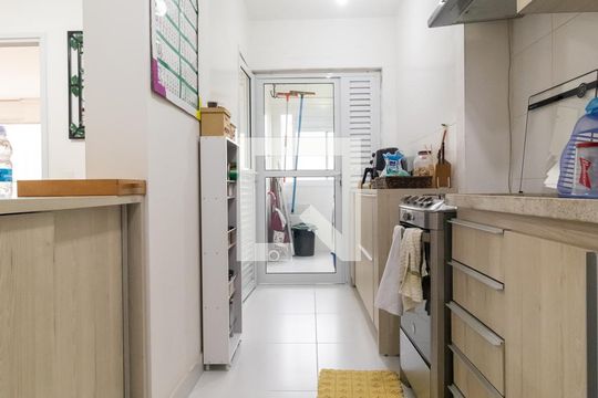 Venda de apartamento em Pinheiros com 3 quartos, varanda e piscina. Ótima oportunidade para comprar. — Cozinha