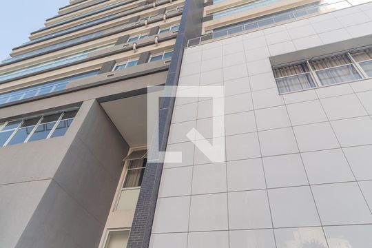 Venda de apartamento em Pinheiros com 3 quartos, varanda e piscina. Ótima oportunidade para comprar. — Fachada