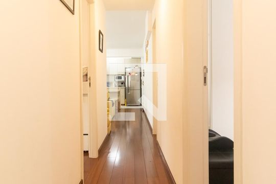 Venda de apartamento em Pinheiros com 3 quartos, varanda e piscina. Ótima oportunidade para comprar. — Corredor