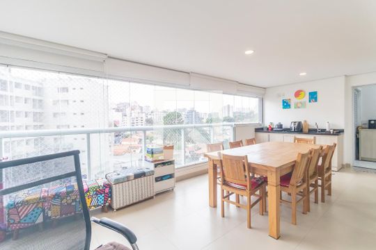 Venda de apartamento em Pinheiros com 3 quartos, varanda e piscina. Ótima oportunidade para comprar. — Varanda