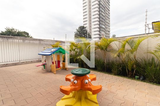 Venda de apartamento em Pinheiros com 3 quartos, varanda e piscina. Ótima oportunidade para comprar. — Área Comum - Playground