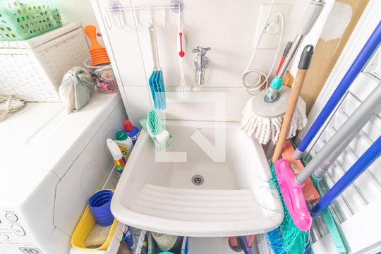 Venda de apartamento em Pinheiros com 3 quartos, varanda e piscina. Ótima oportunidade para comprar. — Área de Serviço
