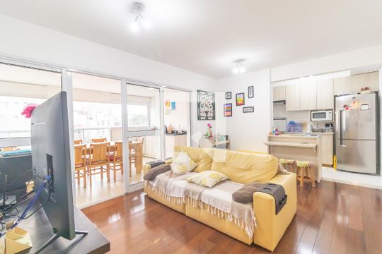 Venda de apartamento em Pinheiros com 3 quartos, varanda e piscina. Ótima oportunidade para comprar. — Sala