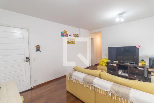 Venda de apartamento em Pinheiros com 3 quartos, varanda e piscina. Ótima oportunidade para comprar. — Sala