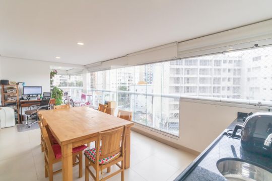 Venda de apartamento em Pinheiros com 3 quartos, varanda e piscina. Ótima oportunidade para comprar. — Varanda