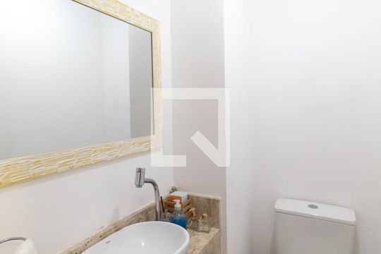 Venda de apartamento em Pinheiros com 3 quartos, varanda e piscina. Ótima oportunidade para comprar. — Lavabo
