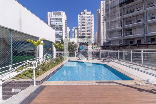 Venda de apartamento em Pinheiros com 3 quartos, varanda e piscina. Ótima oportunidade para comprar. — Piscina