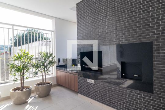 Venda de apartamento em Pinheiros com 3 quartos, varanda e piscina. Ótima oportunidade para comprar. — Churrasqueira