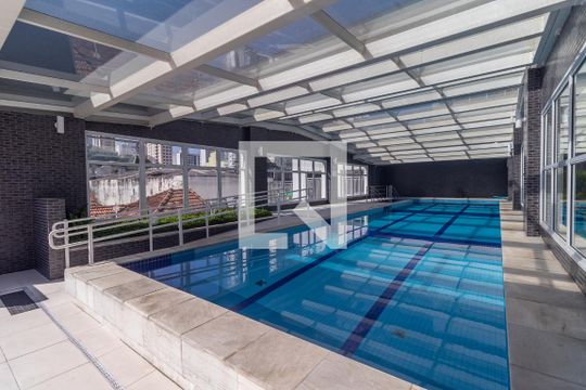 Venda de apartamento em Pinheiros com 3 quartos, varanda e piscina. Ótima oportunidade para comprar. — Piscina Coberta