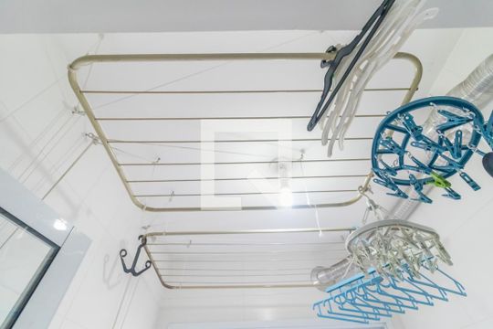 Venda de apartamento em Pinheiros com 3 quartos, varanda e piscina. Ótima oportunidade para comprar. — Área de Serviço