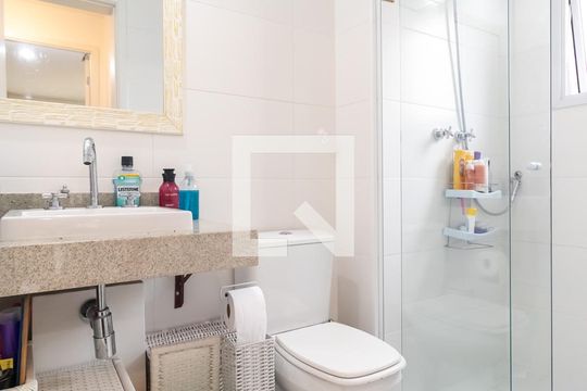 Venda de apartamento em Pinheiros com 3 quartos, varanda e piscina. Ótima oportunidade para comprar. — Banheiro Social