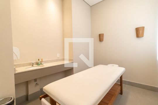 Venda de apartamento em Pinheiros com 3 quartos, varanda e piscina. Ótima oportunidade para comprar. — Massagem