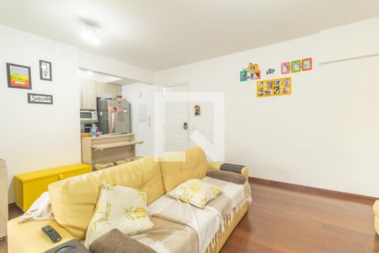 Venda de apartamento em Pinheiros com 3 quartos, varanda e piscina. Ótima oportunidade para comprar. — Sala