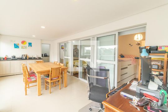 Venda de apartamento em Pinheiros com 3 quartos, varanda e piscina. Ótima oportunidade para comprar. — Varanda