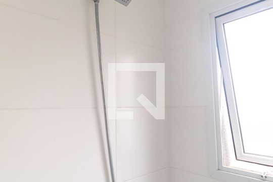 Venda de apartamento em Pinheiros com 3 quartos, varanda e piscina. Ótima oportunidade para comprar. — Banheiro Social