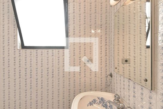 Casa no Brooklin para comprar: 3 quartos, 2 suítes, piscina no condomínio, aceita pets, jardim. — Lavabo