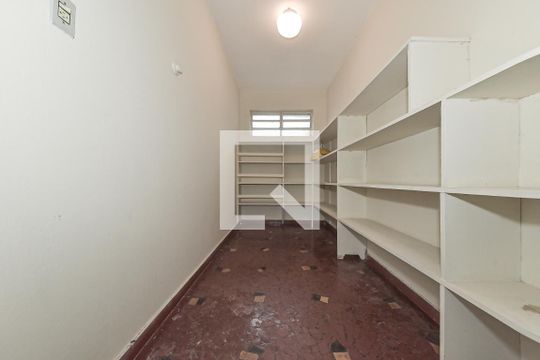 Casa no Brooklin para comprar: 3 quartos, 2 suítes, piscina no condomínio, aceita pets, jardim. — Área de Serviço - Quarto