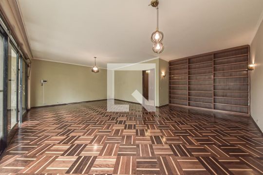 Casa no Brooklin para comprar: 3 quartos, 2 suítes, piscina no condomínio, aceita pets, jardim. — Sala