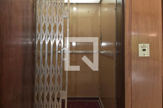 Casa no Brooklin para comprar: 3 quartos, 2 suítes, piscina no condomínio, aceita pets, jardim. — Corredor - Elevador