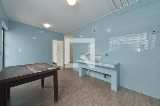 Casa no Brooklin para comprar: 3 quartos, 2 suítes, piscina no condomínio, aceita pets, jardim. — Área de Serviço