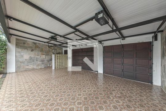 Casa no Brooklin para comprar: 3 quartos, 2 suítes, piscina no condomínio, aceita pets, jardim. — Garagem
