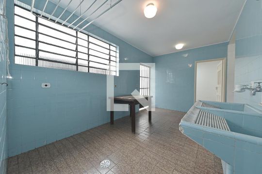 Casa no Brooklin para comprar: 3 quartos, 2 suítes, piscina no condomínio, aceita pets, jardim. — Área de Serviço