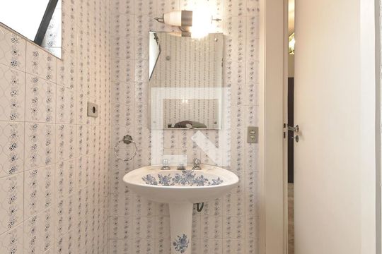 Casa no Brooklin para comprar: 3 quartos, 2 suítes, piscina no condomínio, aceita pets, jardim. — Lavabo