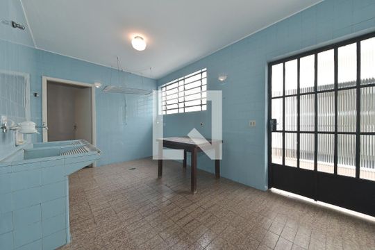 Casa no Brooklin para comprar: 3 quartos, 2 suítes, piscina no condomínio, aceita pets, jardim. — Área de Serviço