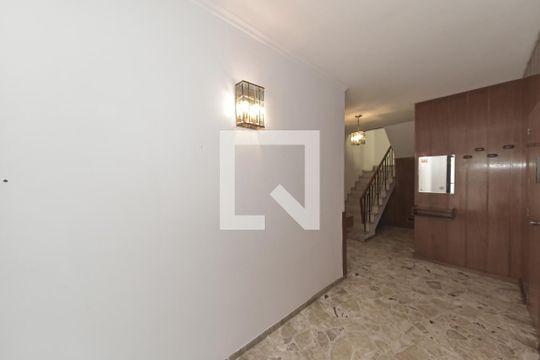 Casa no Brooklin para comprar: 3 quartos, 2 suítes, piscina no condomínio, aceita pets, jardim. — Corredor - Elevador
