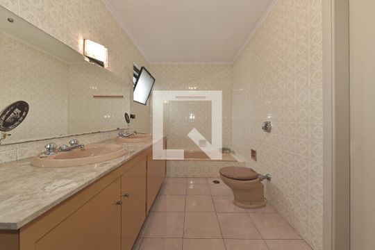 Casa no Brooklin para comprar: 3 quartos, 2 suítes, piscina no condomínio, aceita pets, jardim. — Banheiro da Suíte 1