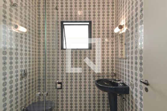 Casa no Brooklin para comprar: 3 quartos, 2 suítes, piscina no condomínio, aceita pets, jardim. — Banheiro da Suíte 2