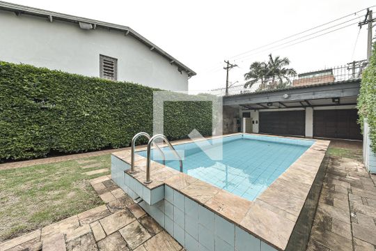 Casa no Brooklin para comprar: 3 quartos, 2 suítes, piscina no condomínio, aceita pets, jardim. — Piscina