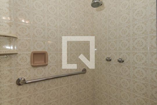 Casa no Brooklin para comprar: 3 quartos, 2 suítes, piscina no condomínio, aceita pets, jardim. — Banheiro da Suíte 1