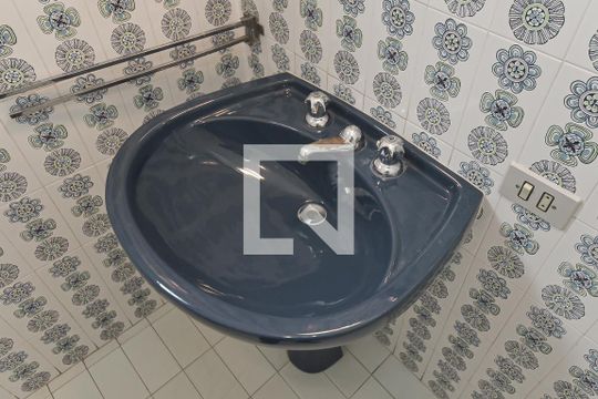 Casa no Brooklin para comprar: 3 quartos, 2 suítes, piscina no condomínio, aceita pets, jardim. — Banheiro da Suíte 2