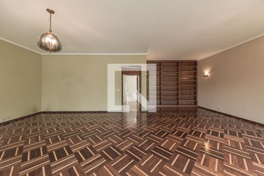 Casa no Brooklin para comprar: 3 quartos, 2 suítes, piscina no condomínio, aceita pets, jardim. — Sala