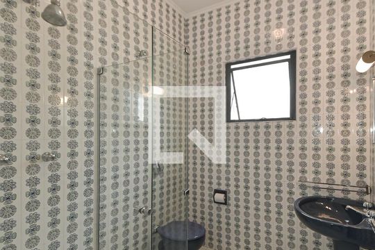 Casa no Brooklin para comprar: 3 quartos, 2 suítes, piscina no condomínio, aceita pets, jardim. — Banheiro da Suíte 2