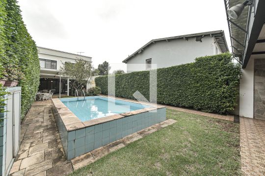 Casa no Brooklin para comprar: 3 quartos, 2 suítes, piscina no condomínio, aceita pets, jardim. — Piscina