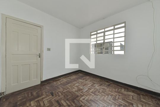 Casa no Brooklin para comprar: 3 quartos, 2 suítes, piscina no condomínio, aceita pets, jardim. — Área de Serviço - Quarto