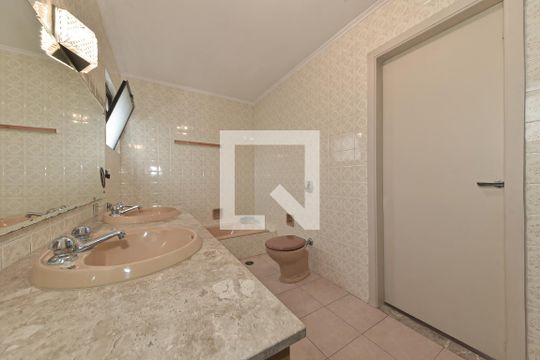 Casa no Brooklin para comprar: 3 quartos, 2 suítes, piscina no condomínio, aceita pets, jardim. — Banheiro da Suíte 1